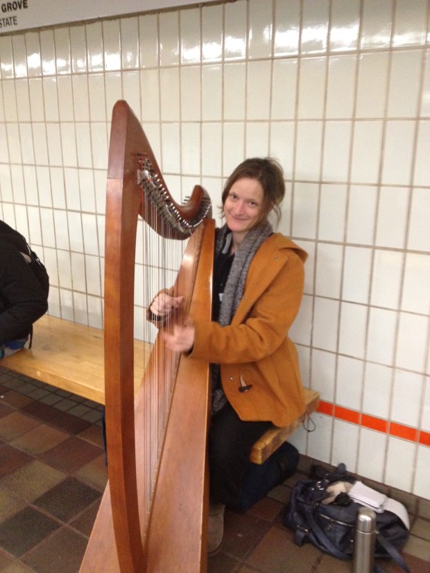 Harpist Alàis Lucette, playing on a Boston T platform (Photo: DY, 2014)