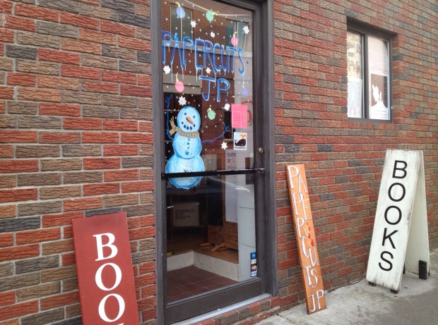 Yup, open the door to a cozy, wondrous bookstore! (photo: DY)